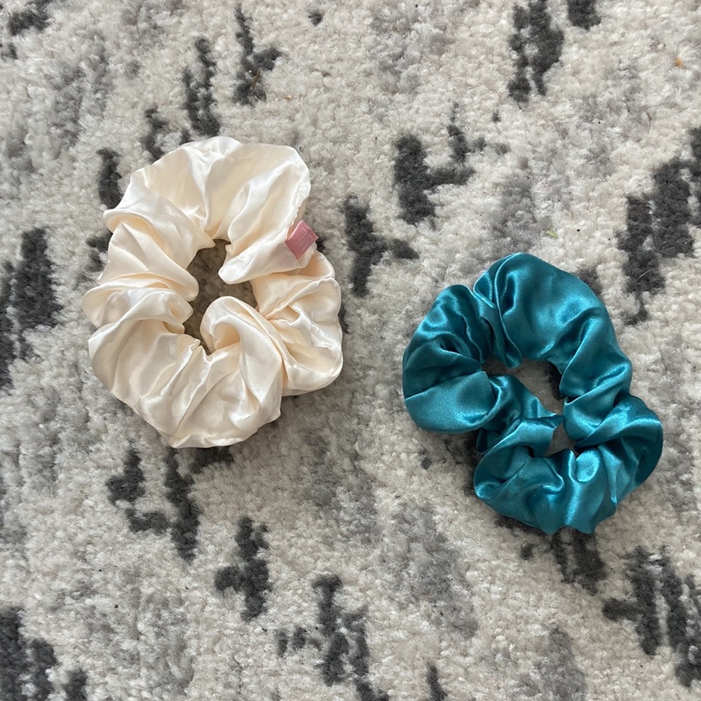 6 Assorted Scrunchies (never used) - Picture 4 of 5
